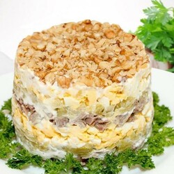 Приготовьте мясной салат с орехами на Рождество. Гости будут в восторге