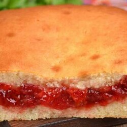 Заливной пирог с вареньем. Способ, при котором начинка в жидком тесте никогда не опустится на дно пирога - Вкусные рецепты - медиаплатформа МирТесен