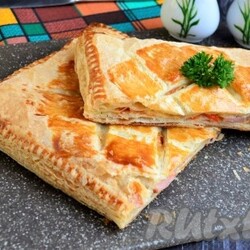 Закрытая пицца из слоёного теста в духовке - 9 пошаговых фото в рецепте