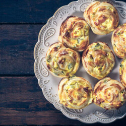 Быстрые закуски: слоеные рулетики с брынзой - БУДЕТ ВКУСНО! - медиаплатформа МирТесен