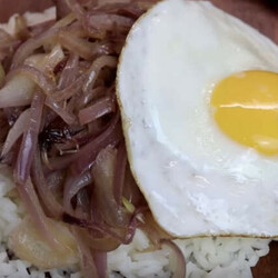 Рис, лук и яйцо: ужин на всех из трех продуктов - Steak Lovers - медиаплатформа МирТесен