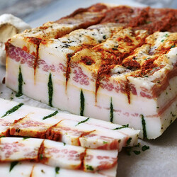 Делаем сало в 2 раза вкуснее: сделали надрезы и фаршируем зеленью с чесноком