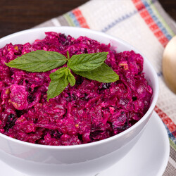 10 салатов с черносливом для любителей необычных сочетаний