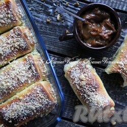 Сдобные булочки с варёной сгущёнкой