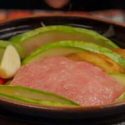 Аппетитные овощи с котлетой в горшочке - Вкусные рецепты - медиаплатформа МирТесен