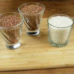 Смешиваем два стакана гречки и стакан риса: фрикадельки почти из ничего