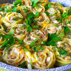 +Собираем фарш с тестом в рулет и тушим как пельмени. Получается быстрее, но гораздо вкуснее пельменей