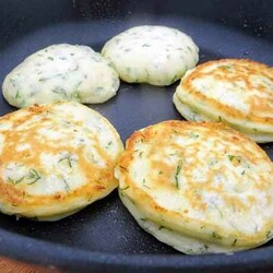 Оладьи с творогом и зеленью. Важный секрет пышных оладий - Дачный участок - медиаплатформа МирТесен