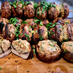 Соединяем фарш с шампиньонами и получаем грибной шашлык. Готовим на мангале