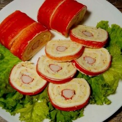 Рулет из сырков с крабовыми палочками