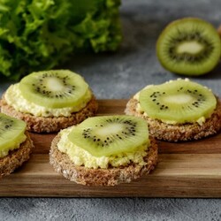 Канапе с киви