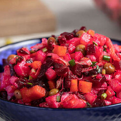 Винегрет по ресторанному рецепту: свеклу следует немного настоять в масле - Steak Lovers - медиаплатформа МирТесен