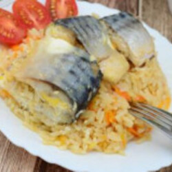 Скумбрия с рисом и овощами в духовке