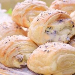 Слоенки с творожной начинкой и изюмом. Быстрый и удивительный десерт - Скатерть-Самобранка - медиаплатформа МирТесен