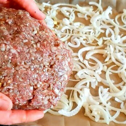 Накрыли фарш салатом и ставим в духовку на 30 минут