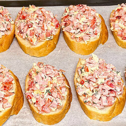 Превращаем бутерброды в мини-пиццу за 10 минут. Багет, помидоры и немного колбасы