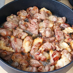 +Жарим на обычной сковороде мясо так же вкусно, словно у нас на кухне стоит мангал