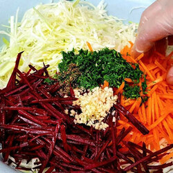 Только свекла, капуста и морковь, но салат получился выше всяких похвал. Тонкость в быстрой обжарке - Steak Lovers - медиаплатформа МирТесен