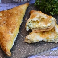 Хачапури из слоёного бездрожжевого теста с сыром - 9 пошаговых фото в рецепте
