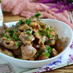 Куриные желудки с грибами