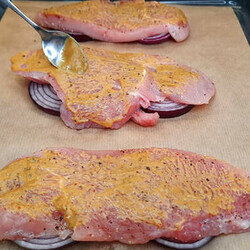 Делаем мясо в духовке сочнее. Вниз подкладываем лук, а сверху добавляем горчицу и сыр - Steak Lovers - медиаплатформа МирТесен