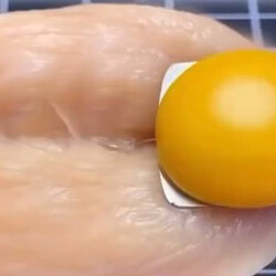 Взбиваем куриную грудку с яйцом и получаем колбасу такую же нежную, как паштет