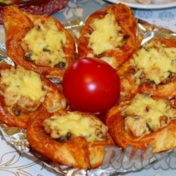 Лодочки из слоёного теста с курицей и грибами - 19 пошаговых фото в рецепте