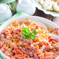 Морковный салат с колбасой