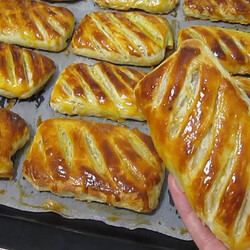 Берем 2 стакана муки, стакан творога и превращаем в слойки к завтраку на 3 дня