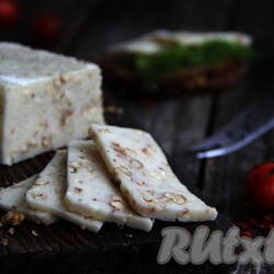 Сыр с грецкими орехами в домашних условиях - 14 пошаговых фото в рецепте