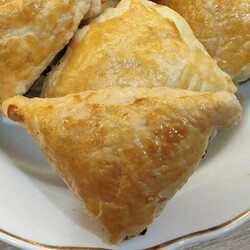 Просто выкладываю начинку на слоеное тесто и самса для «ленивых» готова - Вкусные рецепты                                             - 21 февраля                                             - 43140677646 - Медиаплатформа МирТесен