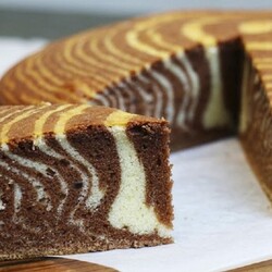 7 рецептов красивого пирога «Зебра» на сметане, кефире, молоке и не только