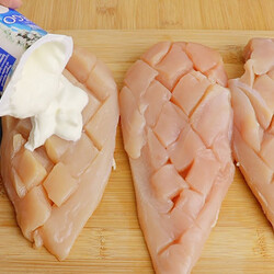 Делаем куриную грудку сочнее в два раза: покрыли йогуртом и ставим под сыром в духовку