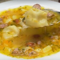 Гороховый суп с чесночными рулетиками и копченой колбаской - Вкусные рецепты - медиаплатформа МирТесен