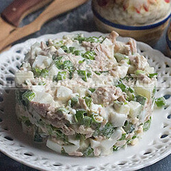 Салат с яйцом, тунцом и огурцом