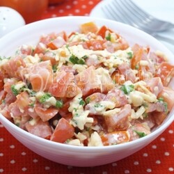 Салат с помидорами, сыром и чесноком