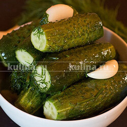 Малосольные огурцы с укропом и чесноком