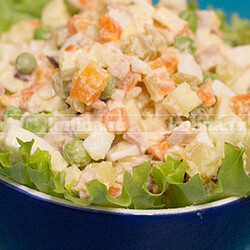 Салат столичный с копченой курицей