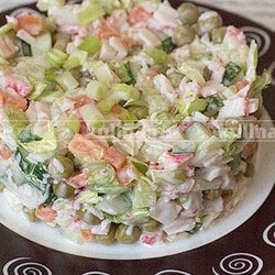 Салат с крабовыми палочками и салатом