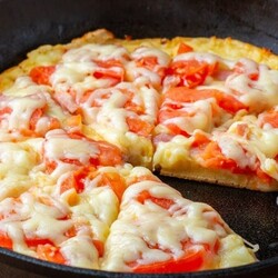 Даже духовку включать не нужно! Как приготовить быструю пиццу на сковороде