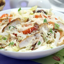 Салат с курицей, пекинской капустой и помидорами