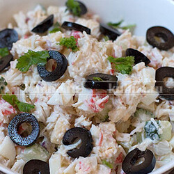 Салат с крабовыми палочками и маслинами