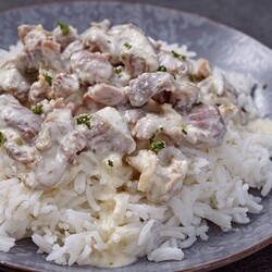 Куриные желудки, тушенные в сметане на сковороде: простой рецепт - Лайфхакер