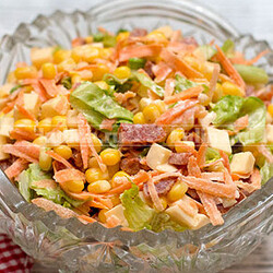 Салат с колбасой и кукурузой