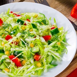 10 интересных салатов из свежей капусты - Лайфхакер