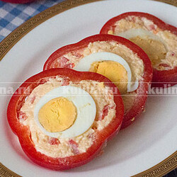 Перец, фаршированный сыром и яйцом
