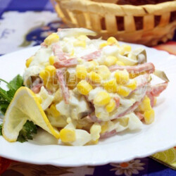 Салат с маринованными огурцами