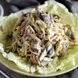 10 классных салатов с солёными огурцами - Лайфхакер