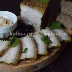 Запеченная грудинка в духовке: праздничная закуска к Новому году