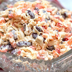 Салат из крабовых палочек с фасолью